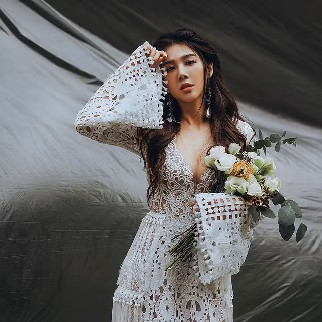 Quả thật, với chiếc váy thô màu trắng này, Dương Thần Hi đẹp tựa nữ thần.