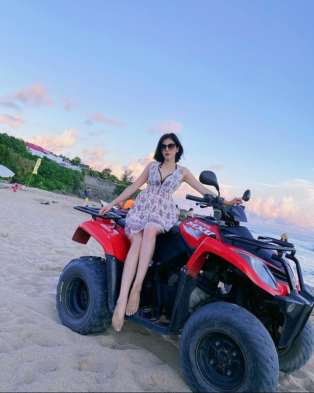 Lúc khác, hot girl lại diện một chiếc váy hoa xẻ ngực sâu, có độ ngắn vừa phải. Chiếc váy giúp cô nàng vận động thoải mái và vẫn vô cùng xinh đẹp, cuốn hút.