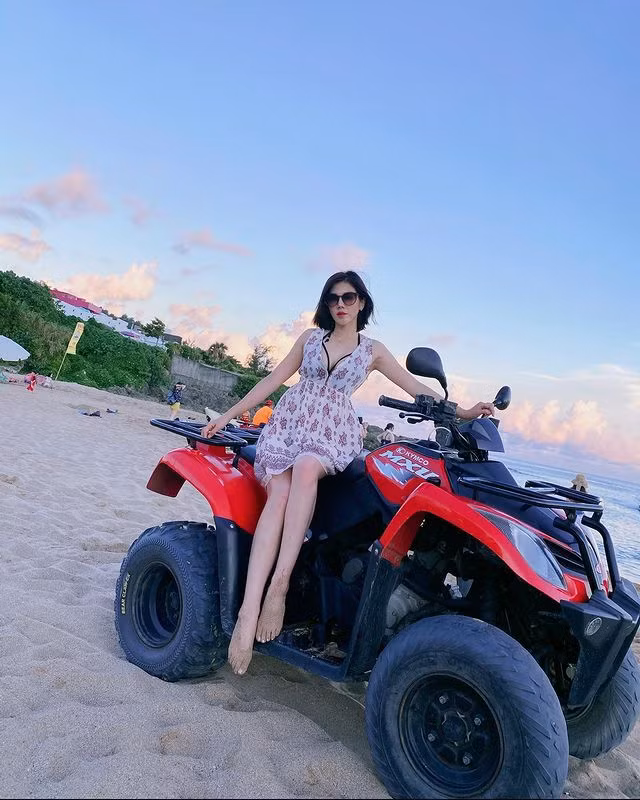 Lúc khác, hot girl lại diện một chiếc váy hoa xẻ ngực sâu, có độ ngắn vừa phải. Chiếc váy giúp cô nàng vận động thoải mái và vẫn vô cùng xinh đẹp, cuốn hút.