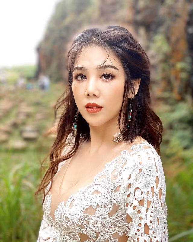 Trên trang Instagram cá nhân, Dương Thần Hi cũng thường xuyên chia sẻ hình ảnh về cuộc sống, công việc của mình. Cô nàng được nhận xét là rất phù hợp với những set đồ nữ tính, gợi cảm.