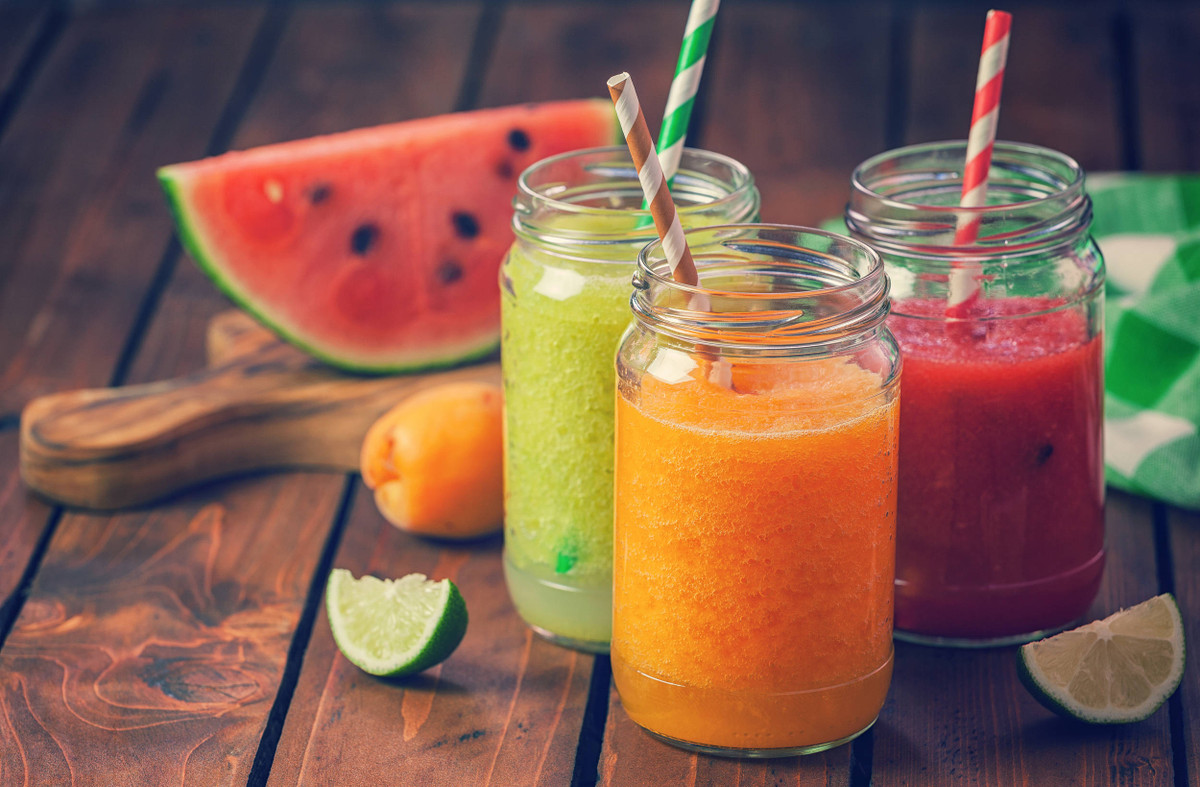 Với mức sống ngày càng được nâng cao, quan niệm sức khỏe của con người cũng có nhiều thay đổi. Nhiều người thay vì ăn trái cây tươi lại chọn cách làm nước ép trái cây. Họ cho rằng nước ép trái cây bổ dưỡng, dễ hấp thụ và ngon miệng hơn. Thế nhưng, ít người biết rằng, nước ép trái cây có hại cho răng.
