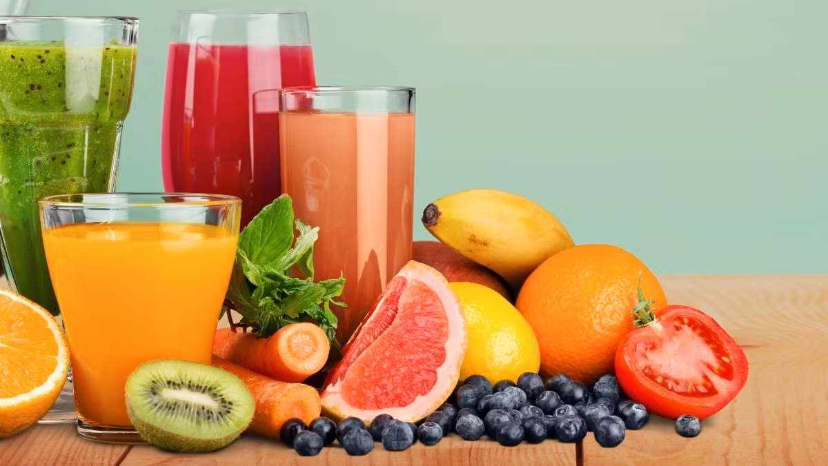 Lượng đường cao trong nước trái cây cũng lên men, tạo ra axit dưới tác động của vi khuẩn, đẩy nhanh quá trình khử khoáng và làm tan men răng. Độ pH của nước trái cây càng thấp thì độ ngọt càng cao, thời gian ngâm càng lâu thì càng hại và tác dụng khử khoáng càng rõ rệt. Nó thường được gọi trên lâm sàng là hiện tượng mòn răng.