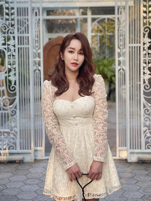 Sở hữu làn da trắng hồng, căng mịn, Lâm Bội Dao không ngần ngại thử sức với nhiều phong cách. Tuy nhiên, phong cách thời trang chủ đạo của nữ tiếp viên hàng không khá nữ tính, bánh bèo.