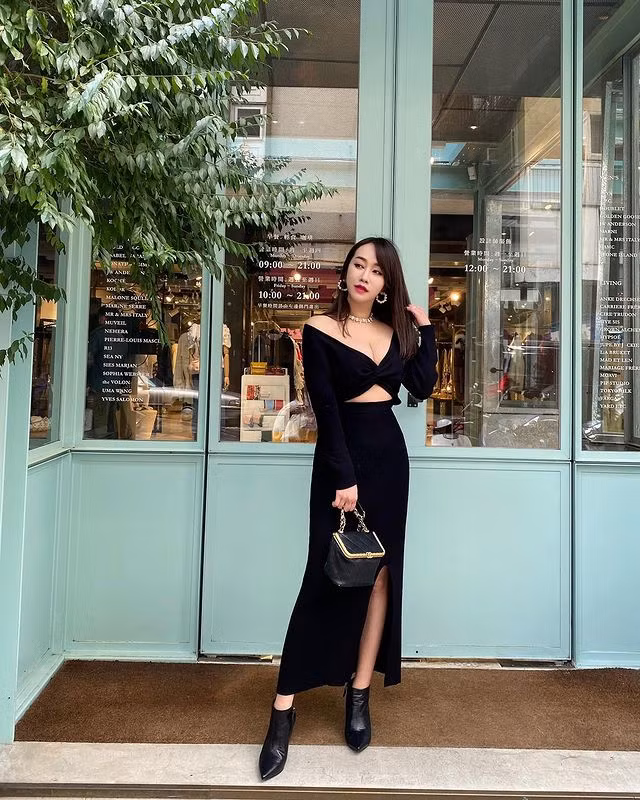 Đôi lúc, nữ tiếp viên hàng không xinh đẹp cũng chuộng những thiết kế tôn dáng, có chút hở bạo.