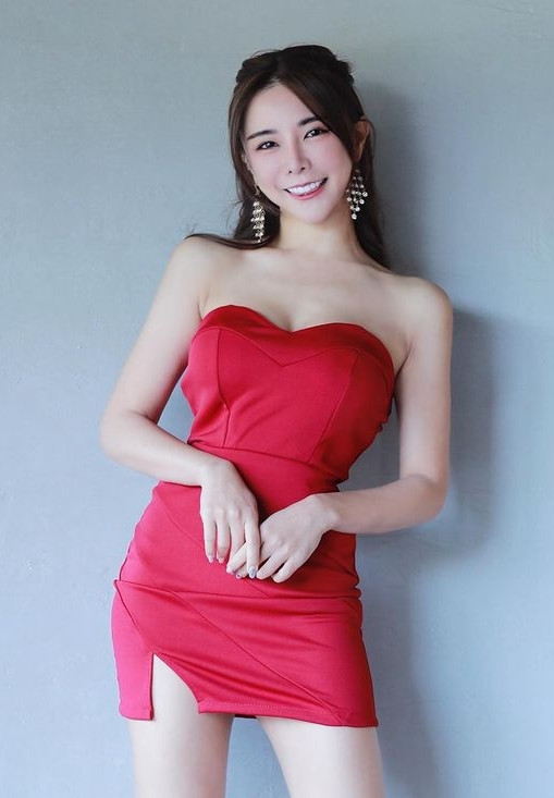 Chiếc váy đỏ có phần ngực cúp được cắt rất khéo léo và phần chân váy xẻ điệu đà giúp tôn toàn bộ vẻ đẹp cuốn hút của hot girl người Đài Loan.