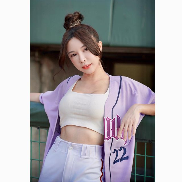 Chỉ tính riêng trên trang Instagram cá nhân, Vu Dĩ Duyên đã có tới hơn 741.000 người theo dõi, hâm mộ. Trong đó có rất nhiều fan hâm mộ là nữ giới.