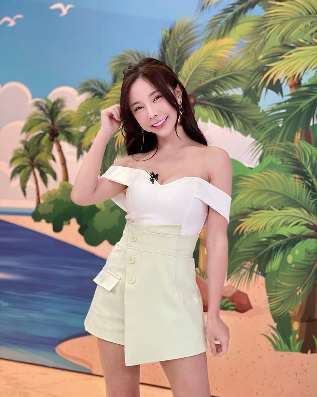 Những fan nữ này rất yêu thích phong cách trẻ trung, năng động nhưng cũng vô cùng gợi cảm của Vu Dĩ Huyên. Qua những hình ảnh mà hot girl gợi cảm này đăng tải, có thể thấy cô nàng rất thích diện trang phục áo, váy quây, hai dây.