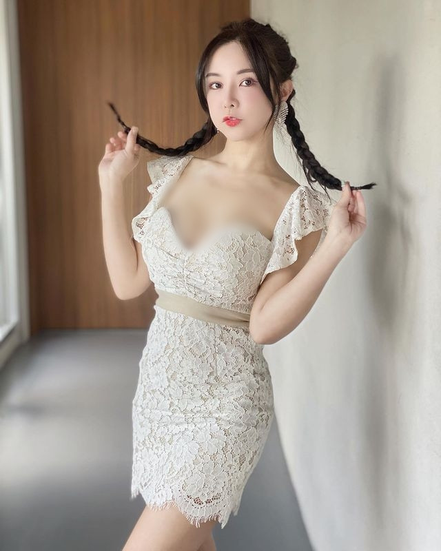 Lần nào xuất hiện, Vu Dĩ Huyên cũng gây chú ý, tạo được ấn tượng mạnh mẽ nhờ phong cách thời trang gợi cảm nhưng không phản cảm, không quá đà của mình.