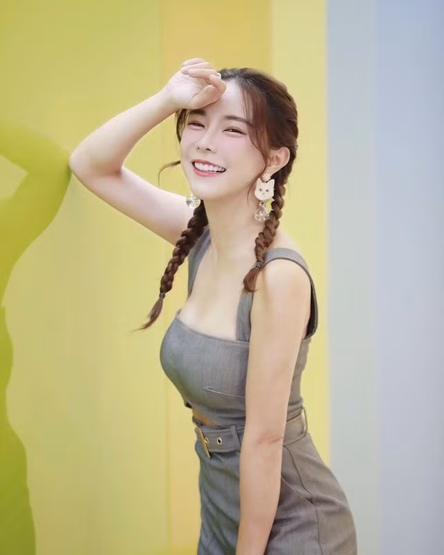 Hiện tại, ngày càng nổi tiếng, gu thời trang của Vu Dĩ Huyên cũng trưởng thành hơn. Ví dụ như với bộ trang phục này, hot girl trông vừa trẻ trung, gợi cảm lại vừa thanh lịch, nữ tính.