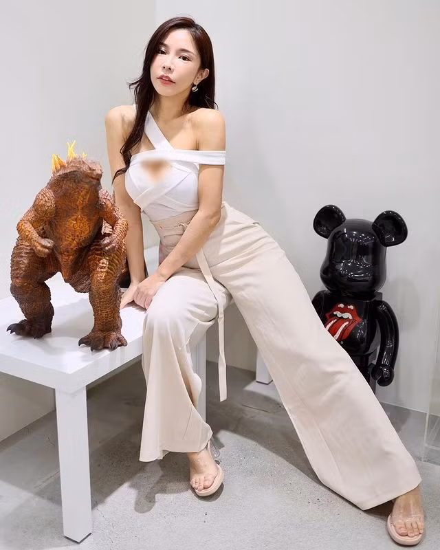 Nhận thức rõ được lợi thế, ưu điểm ngoại hình của mình, hot girl cũng không ngại phát triển hình ảnh theo hướng nữ tính, quyến rũ.