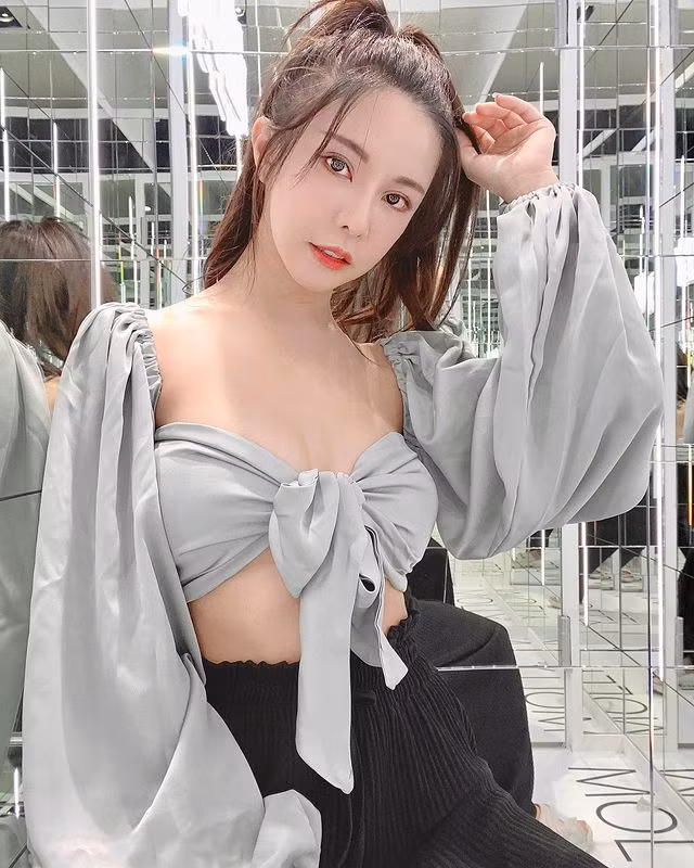 Có thể nói, với nhan sắc ngọt ngào, ngoại hình nóng bỏng, cách nói chuyện duyên dáng, Vu Dĩ Huyên đã trở thành nữ thần trong lòng nhiều người. Thực tế, khi mới nổi tiếng, Vu Dĩ Huyên cũng đã được dân mạng gọi là "nữ thần đội cổ vũ".