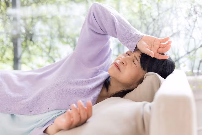 Cơ chế của chứng đau nửa đầu rất phức tạp, nó hiện được cho là có liên quan đến một loạt các thay đổi gây ra bởi sự rối loạn chức năng của các tế bào thần kinh, cũng như thức ăn và các sự kiện liên quan. Hôm nay chúng ta cùng tìm hiểu 4 loại thực phẩm và thói quen ăn uống gây ra chứng đau nửa đầu vô cùng khó chịu nhé.