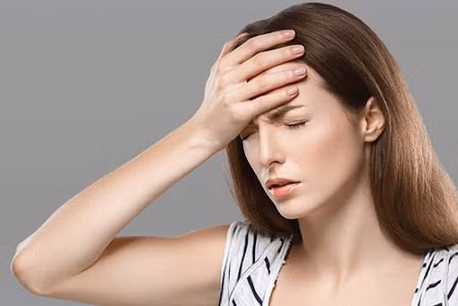 3. Rượu: Đây là thức uống gây đau đầu rõ ràng nhất, những người uống rượu nên tìm hiểu sâu về nó. Sau khi nôn nao, hầu hết người uống rượu sẽ bị nhức đầu, có người còn đau dai dẳng nhiều giờ, vô cùng khó chịu.