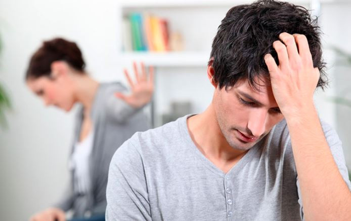 2. Không cương cứng vào buổi sáng: Cương cứng vào buổi sáng là cơ chế bình thường của cơ thể người, khi không sử dụng dương vật vẫn cương cứng vào ban đêm để duy trì tuần hoàn máu. Nếu chức năng này mất đi hoặc không cương cứng vào buổi sáng khi thức dậy có nghĩa là sức khỏe của "cậu nhỏ" đã bật đèn đỏ.