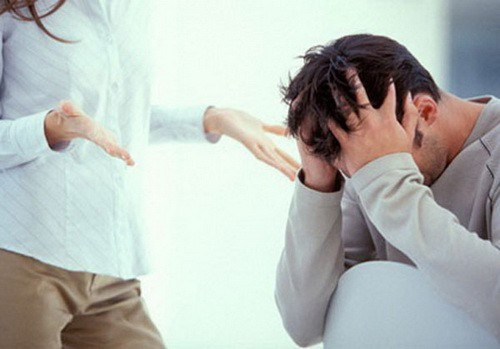 8. Dễ bị mềm dần: Về cơ bản, điều này đã tương đương với bệnh liệt dương. Trong màn dạo đầu, lúc đầu "cậu nhỏ" có thể hơi cứng nhưng trong quá trình ân ái, nó sẽ mềm dần. Khi hiện tượng này xuất hiện, bệnh liệt dương đã ở rất gần bạn, cần đi khám và điều trị càng sớm càng tốt.