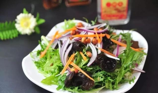 1. Rau xanh: Đa số mọi người đều biết rằng, rau không nên để qua đêm. Tuy nhiên, một số người tiếc rẻ, vẫn cố cất đi để bữa sau ăn tiếp. Đừng nên như vậy. Rau xanh sẽ sản sinh ra nitrit khi để lâu.