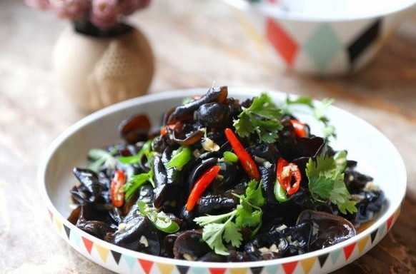 4. Tất cả các loại món ăn nguội: Các món nguội là các món được chế biến mà không cần đun nóng. Cũng chính vì thế đây là loại món ăn này chưa qua quá trình khử trùng ở nhiệt độ cao, nhiều vi sinh vật vẫn ký sinh trong đó.