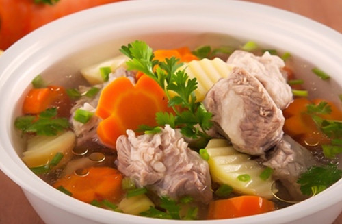 3. Các món canh: Thông thường canh là món mọi người hay nấu nhiều nhất, có lúc canh hải sản, canh xương nấu quá nhiều ăn không hết lại đem cất đi, bỏ vào tủ lạnh ăn dần. Thế nhưng để qua đêm, món canh cũng sẽ sản sinh ra chất có hại, còn bị ảnh hưởng mùi vị, thực sự không nên.