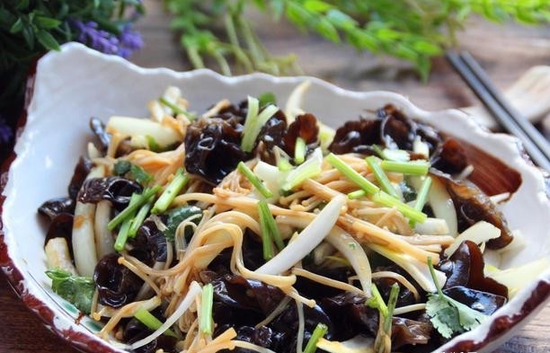 Nếu để trong tủ lạnh quá 12 tiếng, các món nguội sẽ bị ảnh hưởng nghiêm trọng đến mùi vị. Đặc biệt, những món nguội có chứa tỏi xay, tỏi băm không thể để trong tủ lạnh tới hôm sau ăn được, vi khuẩn sẽ sinh sản nhanh chóng. Dù tiếc công, tiếc của đến đâu, mọi người cũng phải nhớ vứt bỏ những món ăn nguội còn thừa thãi.