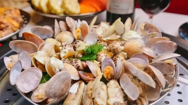 2. Hải sản: Những gì bạn ăn yêu thích khi ăn hải sản là vị umami (vị ngọt thịt) của nó, thế nhưng hải sản để qua đêm không chỉ mất đi vị ngon mà còn gây hại cho sức khỏe của chúng ta. Đặc biệt là cua và tôm không nên qua đêm, nấu đến đâu ăn hết đến đấy là tốt nhất.