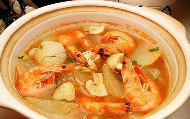 Phải biết rằng, nguyên liệu hải sản nên được ăn tươi. Đừng tiếc công nấu một lúc nhiều, ăn không hết lại để qua đêm trong tủ lạnh, bữa sau ăn tiếp. Tủ lạnh không phải là nơi trữ đồ vạn năng, vẫn luôn có vi khuẩn sinh sôi, rình rập.