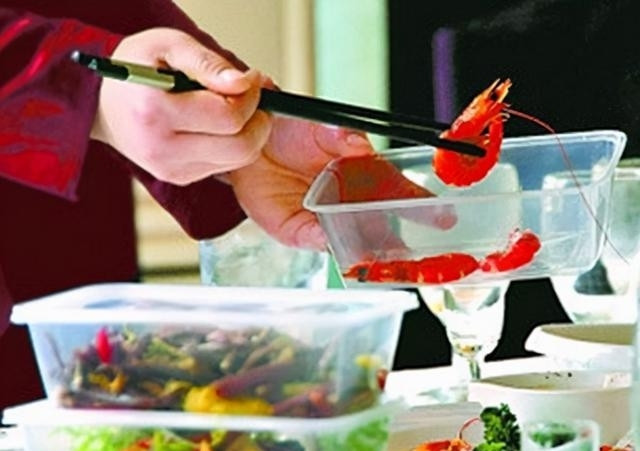 Nói đến thức ăn để qua đêm, đã có nhiều cảnh báo. Tuy vậy thói quen lưu trữ thức ăn thừa trong tủ lạnh không phải ngày một ngày hai có thể bỏ được. Một số món ăn để qua đêm thì không sao, nhưng một số món để qua đêm không chỉ ảnh hưởng đến mùi vị mà còn dễ gây ung thư, dù có tiếc đến đâu cũng phải vứt bỏ.