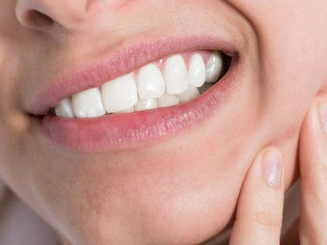 Loét miệng tái phát chủ yếu bao gồm ba loại: loét miệng tái phát nhẹ, loét miệng tái phát dạng herpes và loét miệng tái phát nặng. Trên thực tế, cơ chế bệnh sinh của viêm loét miệng tái phát phức tạp hơn, có thể liên quan đến rối loạn chức năng miễn dịch toàn thân, yếu tố di truyền, bệnh hệ tiêu hóa, nhiễm virus hoặc vi khuẩn, mức độ dinh dưỡng, bất thường nội tiết, yếu tố tâm lý, dị ứng….