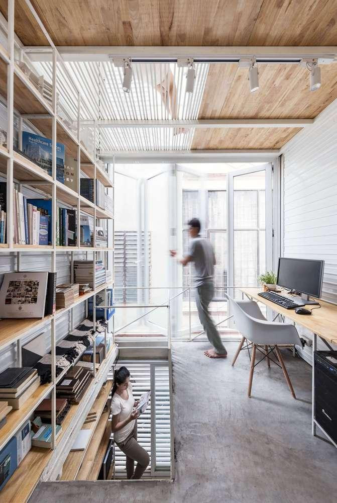 Tầng 1 bao gồm phòng khách và nhà vệ sinh. Tầng 2 và các gác lửng xen kẽ được bố trí thành phòng làm việc và một gian bếp nhỏ.