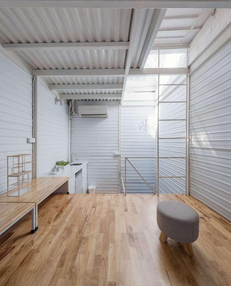 Mặc dù ngôi nhà đang là nơi làm việc nhưng những thiết kế trên hoàn toàn phù hợp với một căn nhà riêng, có thể thay đổi một số đồ nội thất để biến thành một căn nhà riêng khi cần thiết.