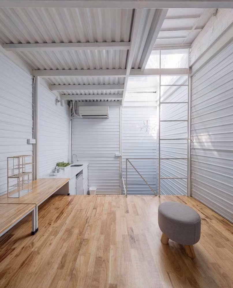 Mặc dù ngôi nhà đang là nơi làm việc nhưng những thiết kế trên hoàn toàn phù hợp với một căn nhà riêng, có thể thay đổi một số đồ nội thất để biến thành một căn nhà riêng khi cần thiết.