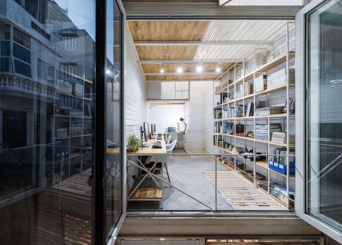 Vật liệu sử dụng trong quá trình xây dựng ngôi nhà gồm các tấm kim loại được sơn màu trắng để giúp giảm sự hấp thụ nhiệt đồng thời mang đến cảm giác rộng rãi. Các tầng lửng được làm bằng gỗ cao su đàn hồi, kết hợp với các tấm kim loại trắng và sàn bê tông xám, tạo ra một không gian đơn giản mà hiện đại.