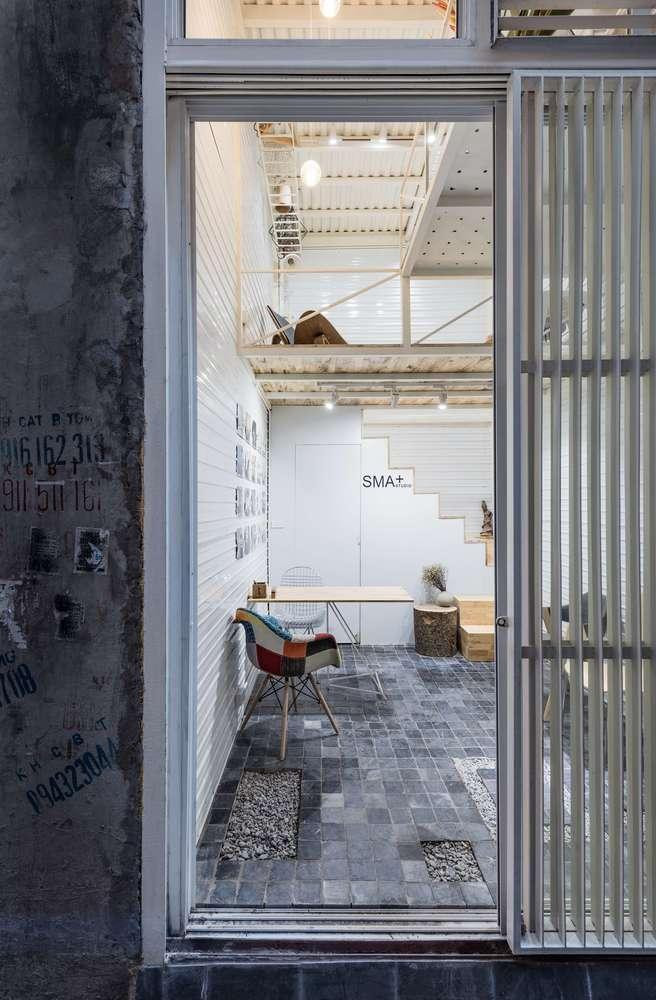 Nhà đẹp SMA254 ban đầu là một khu đất chỉ vỏn vẹn 10m2 trên phố Trần Tử Bình (quận Cầu Giấy, Hà Nội). Cả ba mặt của khu đất đều là nhà dân, mặt tiền nhìn ra một con hẻm khoảng 1m.