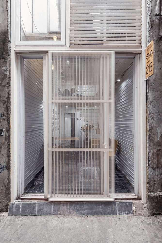 Mặt tiền - nguồn cung cấp ánh sáng tự nhiên và không khí lớn nhất của ngôi nhà, được thiết kế là các cửa kính mở, cửa sổ kết hợp với ban công, mang đến sự tương tác tối đa giữa trong và ngoài nhà. Mặt tiền được lắp cửa kính để tận dụng nguồn sáng và thông gió.