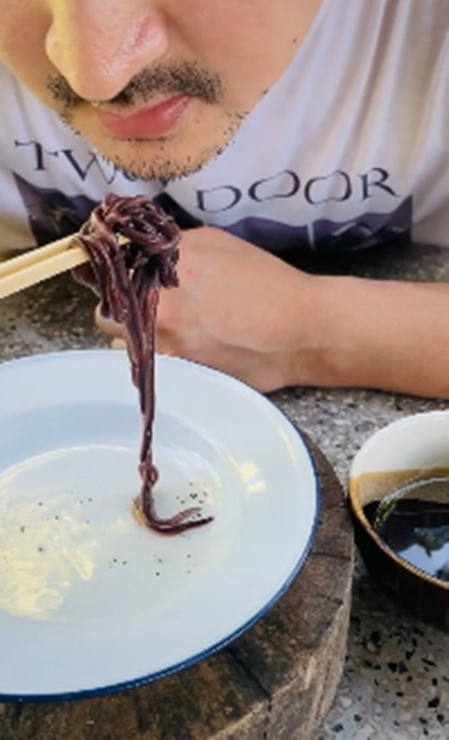 Trước đó, một số cư dân mạng Thái Lan cũng chia sẻ hình ảnh về một chàng thanh niên ăn giun đất sống chấm xì dầu ngon lành, khiến nhiều người không khỏi rùng mình ghê rợn.