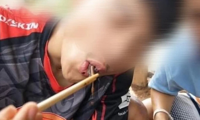 Nếu như món sashimi cá hồi là món ăn nổi tiếng và phổ biến ở Nhật Bản thì ở Thái Lan cũng có món "sashimi giun đất" hay giun đất sốt chua cay vô cùng gây chú ý. Theo thông tin đăng tải, sở dĩ gọi là sashimi giun đất là bởi những con giun không được nấu chín mà chỉ được làm sạch qua loa rồi trộn và xì dầu, sốt chua cay rồi ăn sống.