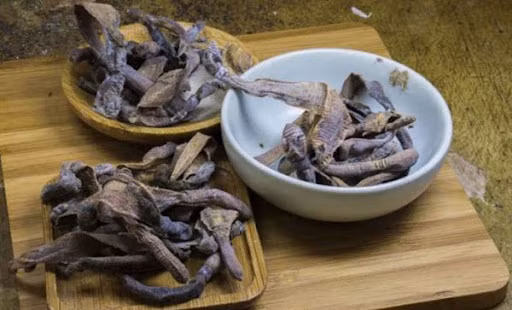 Tác dụng chính của địa long là phòng chống co giật, hạ sốt, điều trị khó thở trong các trường hợp hen phế quản, trị co giật trong bệnh động kinh, giúp huyết lưu thông tốt hơn, giảm đau nhức.