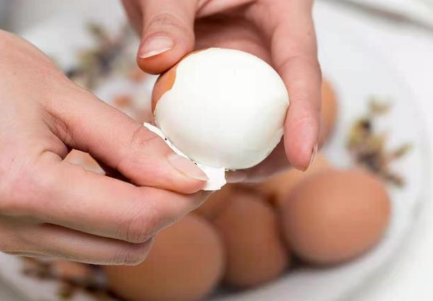 Theo mẹ của cô bé, cả bản thân cô và chồng đều khá cao, thậm chí còn cao hơn mức trung bình khá nhiều, không hiểu tại sao con gái của họ lại thấp như vậy, dù bồi bổ nhiều thứ vẫn không phát triển chiều cao.