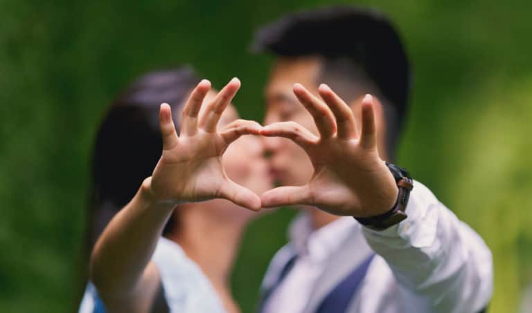 Bác sĩ Trương Hải Trừng - Trưởng khoa Tim mạch, Bệnh viện Nhân dân Đại học Bắc Kinh phân tích, ngoài các chỉ số sinh lý như huyết áp và lipid máu, tâm lý căng thẳng cũng là một mắt xích quan trọng ảnh hưởng đến sức khỏe tim mạch.