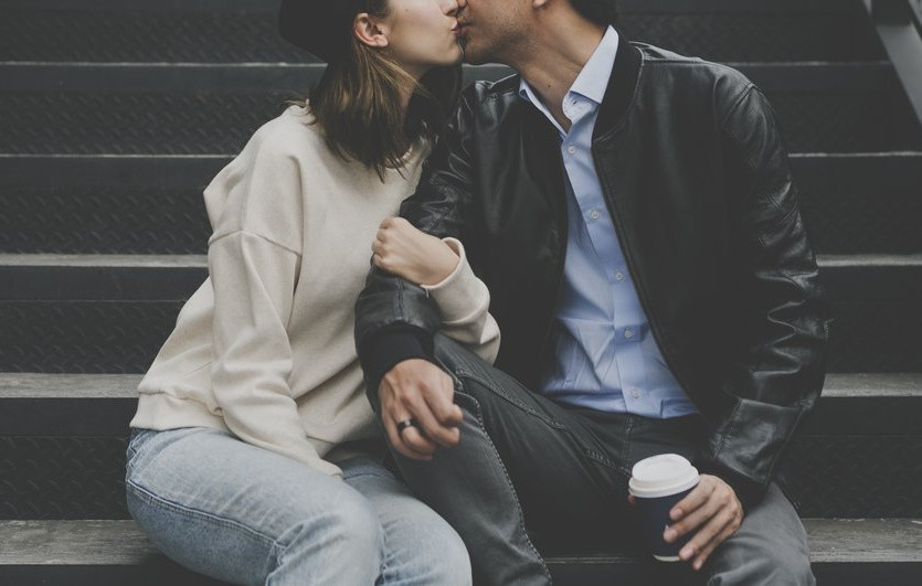 Vì vậy, giữa vợ và chồng cần có sự thấu hiểu và quan tâm đến nhau nhiều hơn. Đặc biệt, người châu Á không phải lúc nào cũng nói "Anh yêu em/Em yêu anh" như người Âu Mỹ nhưng chúng ta có thể thể hiện sự quan tâm, chăm sóc dành cho nhau qua hành động như tặng nhau món quà, khen kiểu tóc, trang phục của nhau,...