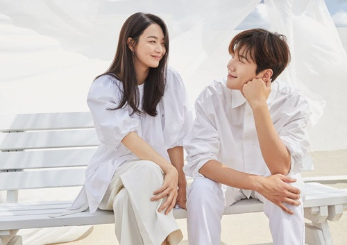 Bạn cũng có thể đối xử tốt với hai bên gia đình của nhau, mua một món quà nhỏ, thường xuyên gọi điện hỏi thăm. Đây cũng là bí quyết để duy trì tình cảm vợ chồng, khiến hai người gắn kết về mặt tinh thần, từ đó thăng hoa cảm xúc và trở nên thân mật, hài lòng hơn trong chuyện ân ái.