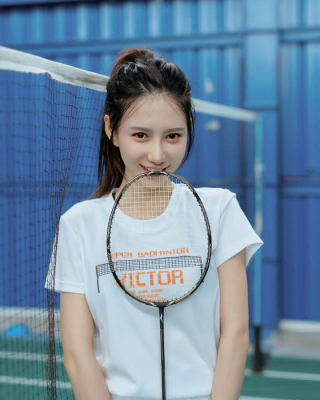 Hot girl Vương Doanh hay còn gọi là Gia Gia là một trong những hot girl mạng xã hội nổi tiếng người Trung Quốc. Cô nàng có sở thích chơi cầu lông nên còn được gọi là "nữ thần cầu lông".