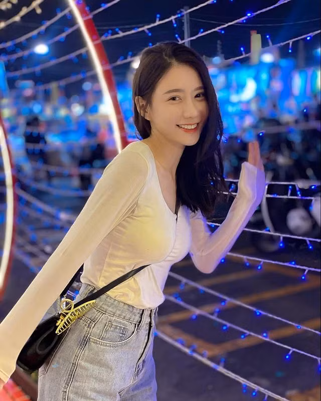 Ngay cả khi Vương Doanh diện rất kín đáo, vóc dáng của cô nàng cũng khiến người hâm mộ mê mệt.