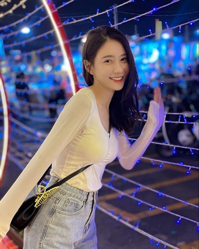 Ngay cả khi Vương Doanh diện rất kín đáo, vóc dáng của cô nàng cũng khiến người hâm mộ mê mệt.