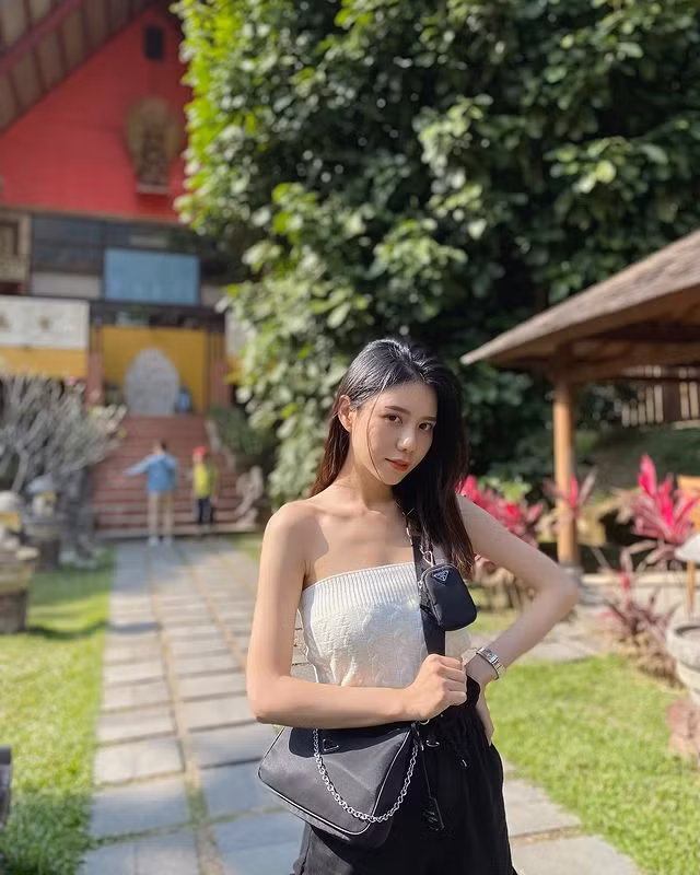 Đa số mọi người đều đồng ý cho rằng, Vương Doanh sở hữu nét đẹp vừa thanh thuần, ngây thơ lại vừa gợi cảm, quyến rũ. Phong cách thời trang lại vừa mạnh mẽ vừa nữ tính, thực sự rất khó cưỡng.