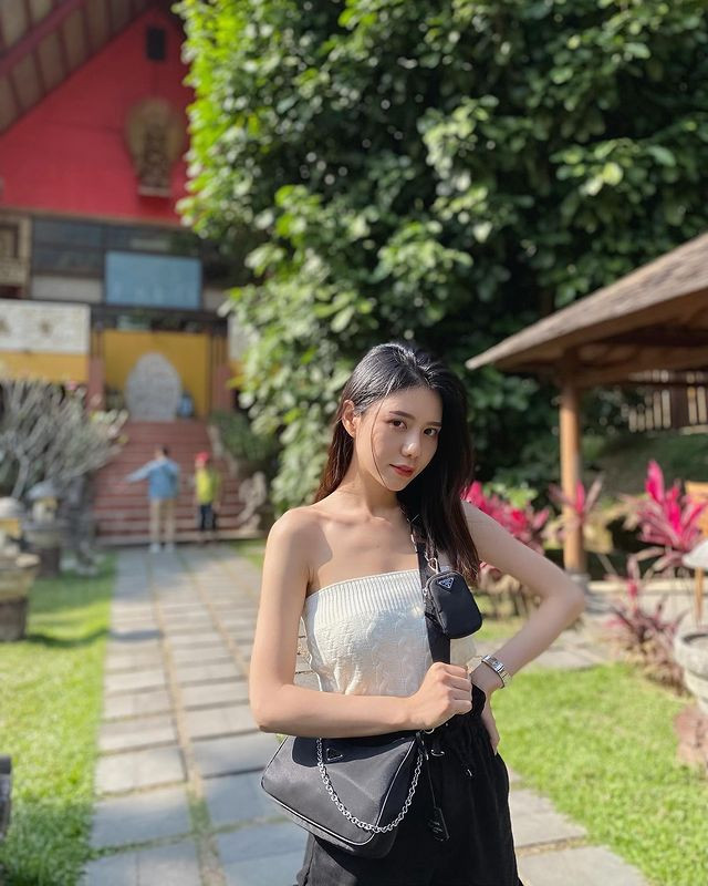 Đa số mọi người đều đồng ý cho rằng, Vương Doanh sở hữu nét đẹp vừa thanh thuần, ngây thơ lại vừa gợi cảm, quyến rũ. Phong cách thời trang lại vừa mạnh mẽ vừa nữ tính, thực sự rất khó cưỡng.