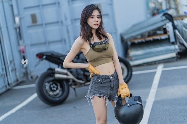 Có thể thấy, ngay cả khi diện đồ đi xe phân khối lớn, rất đơn giản và gọn nhẹ, Vương Doanh vẫn gây được sự chú ý nhờ phối đồ khoe dáng cực khéo léo.