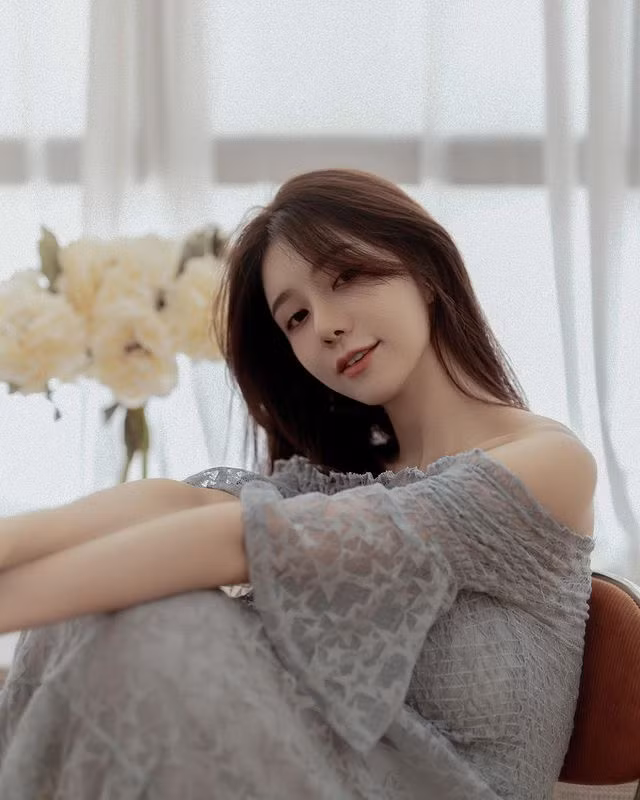 Ngoài những lúc chơi cầu lông, tập thể thao, Vương Doanh là một cô nàng ưa tất cả các phong cách, lúc mạnh mẽ, lúc lại nữ tính. Khoác lên mình bộ váy ren, hot girl gợi cảm hóa thân thành nàng thơ mong manh.