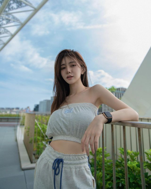 Khi đổi sang phong cách thể thao, Vương Doanh lại càng hút hồn hơn nhờ thân hình thon gọn, bờ vai thanh mảnh, vòng một căng đầy và chiếc eo con kiến.