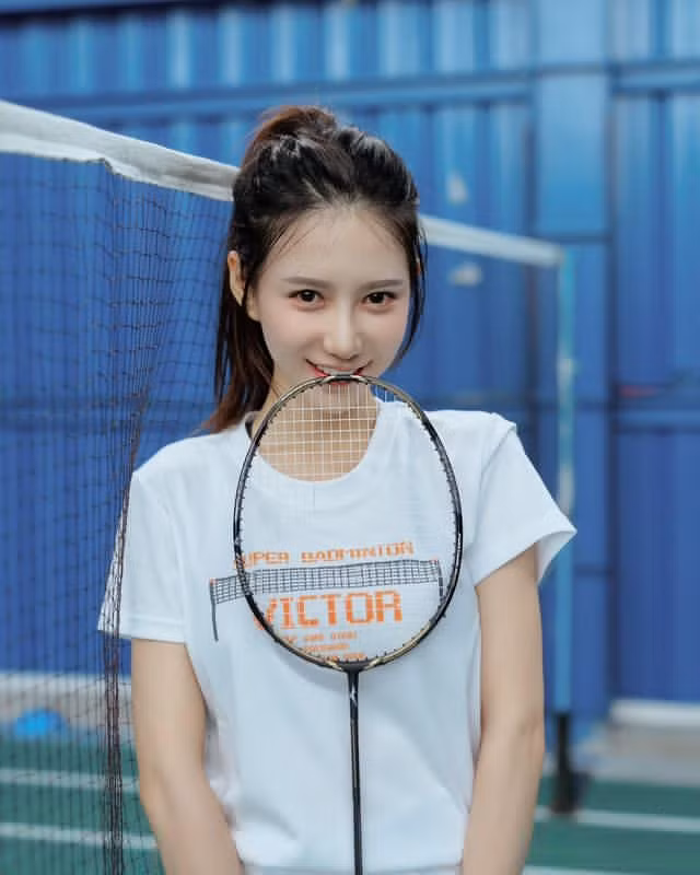 Hot girl Vương Doanh hay còn gọi là Gia Gia là một trong những hot girl mạng xã hội nổi tiếng người Trung Quốc. Cô nàng có sở thích chơi cầu lông nên còn được gọi là "nữ thần cầu lông".
