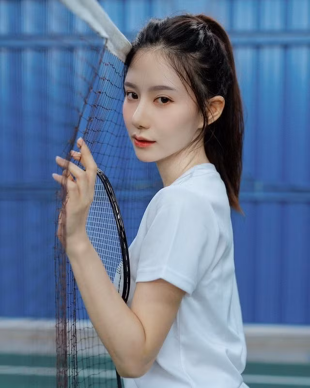 Dù chỉ buộc tóc đuôi ngựa và diện trang phục thể thao rất rộng, giấu dáng nhưng hot girl Vương Doanh vẫn vô cùng thu hút nhờ khuôn mặt xinh đẹp động lòng người của mình.